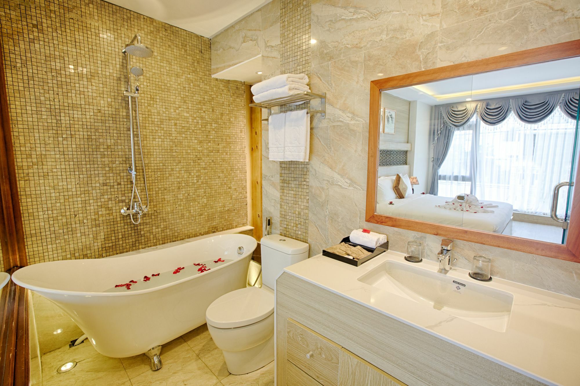 Alyssa Hotel Da Nang Buitenkant foto